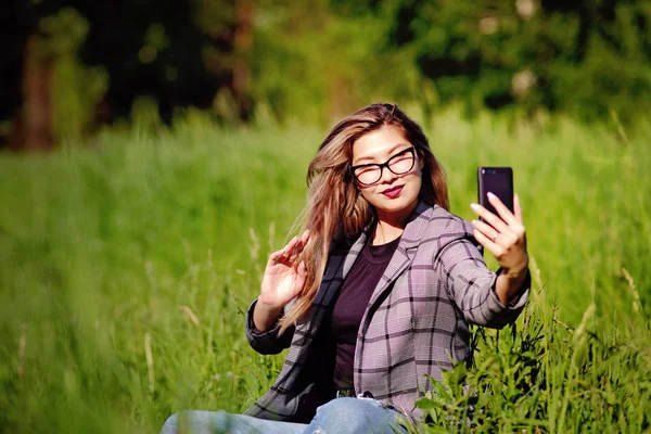 Young Beautiful Asian Girl Makes Selfie Grass Summer — Stock Photo, Image