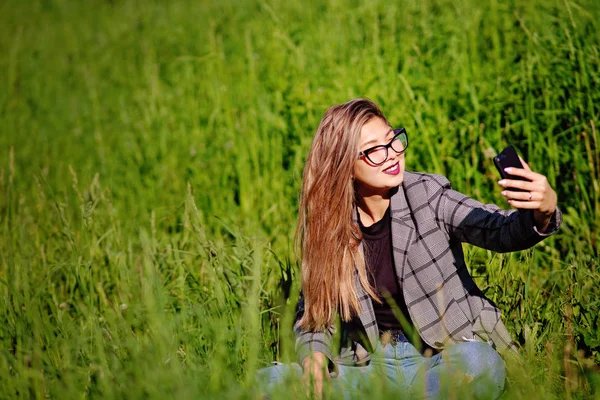 Young Beautiful Asian Girl Makes Selfie Grass Summer — Stock Photo, Image