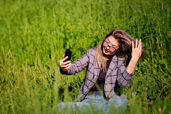 Young Beautiful Asian Girl Makes Selfie Grass Summer — Stock Photo, Image