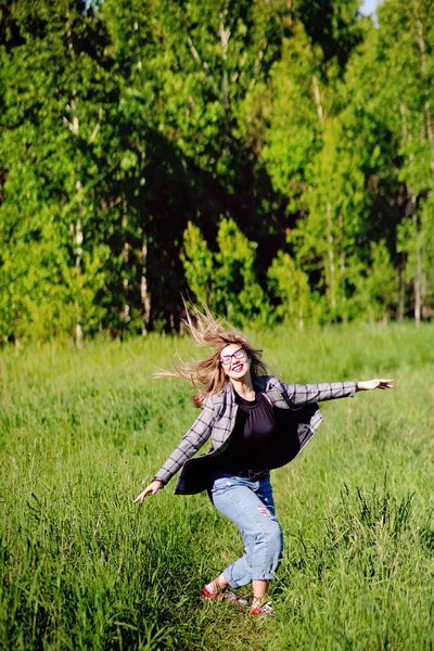 Mladý Krásný Asijské Dívka Having Zábava Jumping Les — Stock fotografie