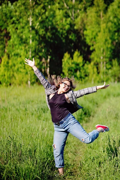 Mladý Krásný Asijské Dívka Having Zábava Jumping Les — Stock fotografie