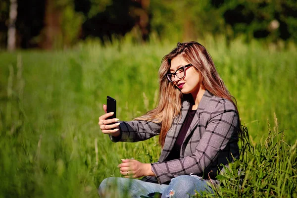 Young Beautiful Asian Girl Makes Selfie Grass Summer — Stock Photo, Image