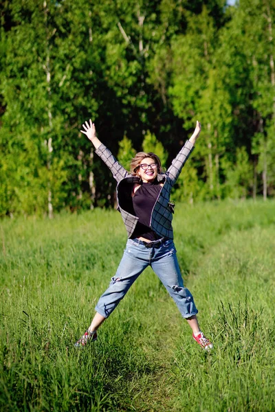 Молодая Красивая Азиатская Девушка Развлекается Прыгает Лесу Лицензионные Стоковые Фото