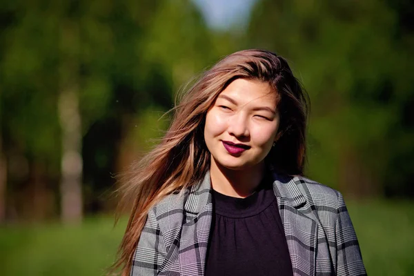 Ung Vacker Asiatisk Flicka Promenad Skogen Sommaren Stockbild