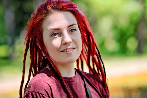 Junges Mädchen Mit Roten Haaren Und Dreadlocks Spaziert Einem Sommerpark Stockbild