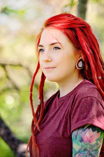 Молодая Девушка Рыжими Волосами Дредами Гуляет Летнем Парке Стоковая Картинка