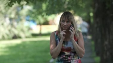 güzel sarışın kız ile bir yaz parkı yürüyor