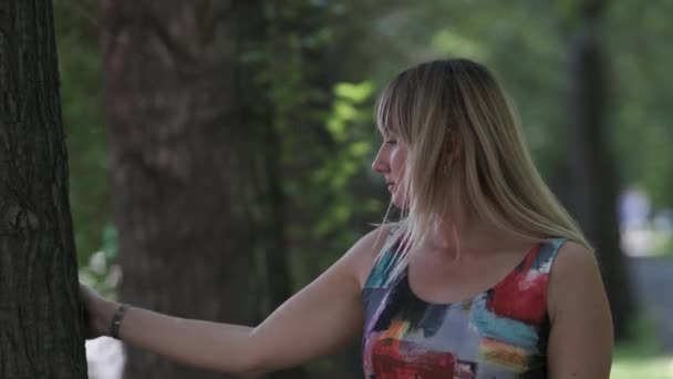 아름다운 금발의 소녀와 공원에서 — 비디오