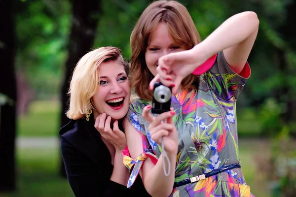 Genç Kızlar Parkta Birbirlerinin Fotoğraflarını Çekmek — Stok fotoğraf