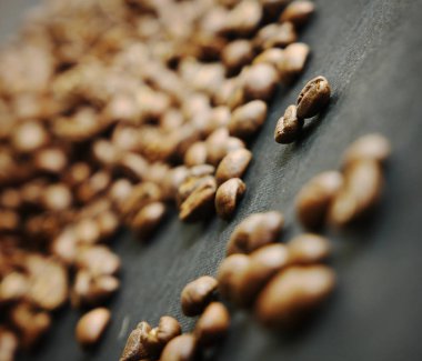 Dağınık kahve çekirdekleri ile güzel arka plan