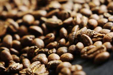 Dağınık kahve çekirdekleri ile güzel arka plan
