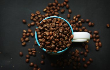 Dağınık kahve çekirdekleri ile güzel arka plan