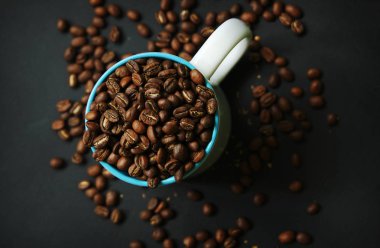 Dağınık kahve çekirdekleri ile güzel arka plan