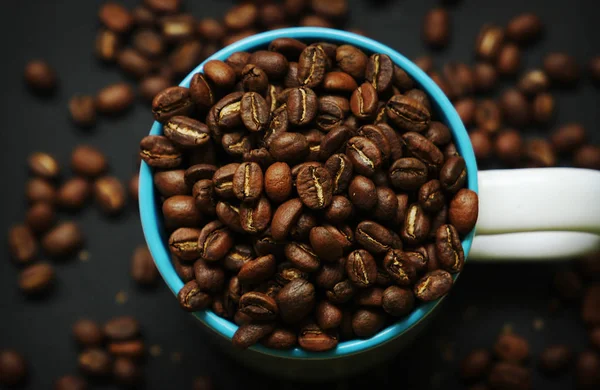 Dağınık kahve çekirdekleri ile güzel arka plan