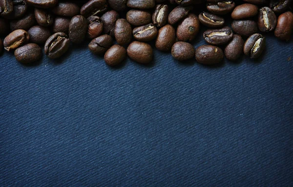 Mooie Achtergrond Met Verspreide Koffiebonen — Stockfoto