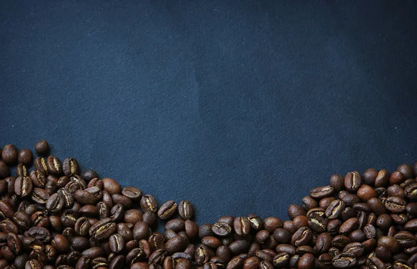 Dağınık kahve çekirdekleri ile güzel arka plan