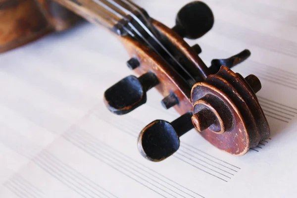 美しい古いヴァイオリンとメモ紙 — ストック写真