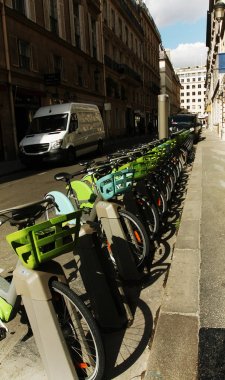 Güzel Paris bahar caddesi boyunca yürüyüş 