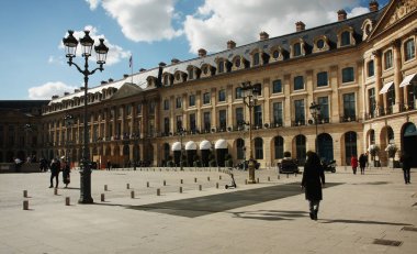 Güzel Paris bahar caddesi boyunca yürüyüş 