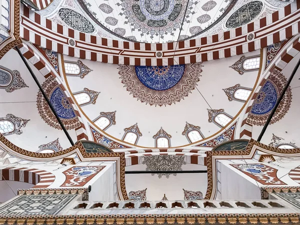 インテリアは イスタンブール トルコのスレイマニエ モスクから建築の詳細を表示します — ストック写真
