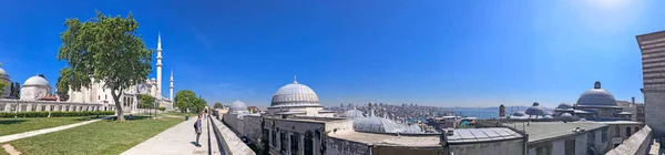 伊斯坦布尔 土耳其 2015 查看从苏莱曼清真寺由传奇的奥斯曼帝国苏丹苏莱曼大帝俯瞰金喇叭 2015 — 图库照片