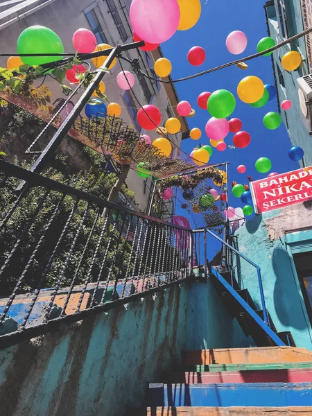 Estambul Turquía Mayo 2018 Una Calle Cuesta Arriba Decorada Con — Foto de Stock