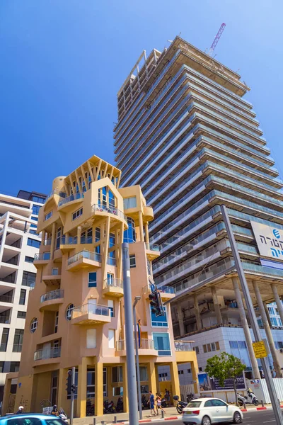 特拉维夫 特拉维夫 以色列 2018年6月6日 从特拉维夫海滨长廊观看酒店建筑 住宅和人们在2018年6月6日散步和游泳 — 图库照片
