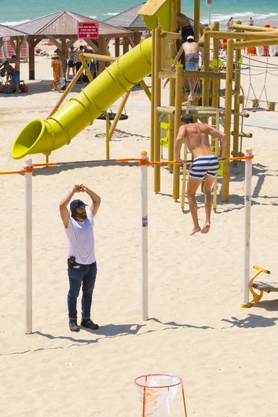 Tel Aviv Izrael Června 2018 Dva Muži Cvičit Telavivské Pláži — Stock fotografie