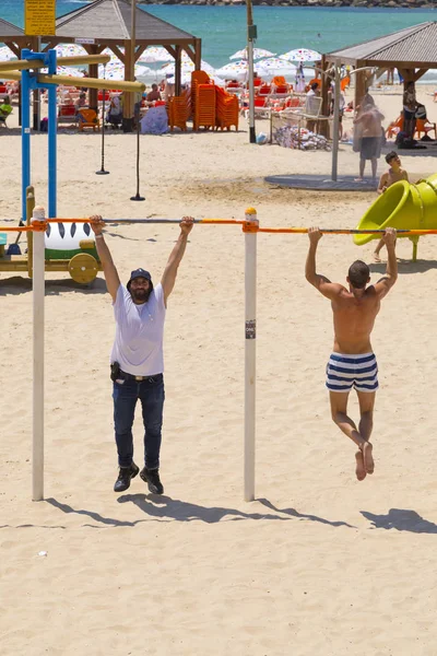 Tel Aviv Izrael Června 2018 Dva Muži Cvičit Telavivské Pláži — Stock fotografie