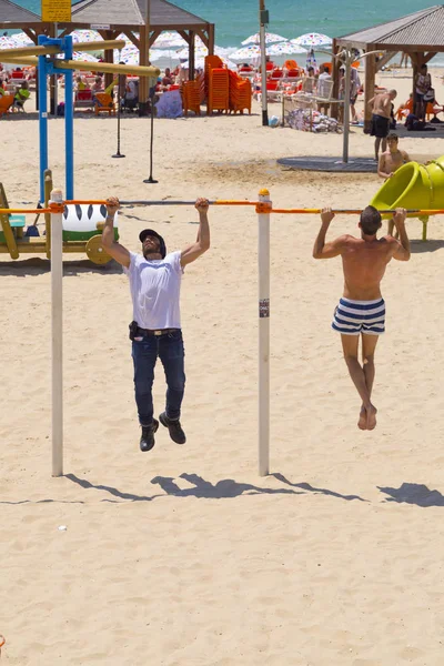 Tel Aviv Izrael Června 2018 Dva Muži Cvičit Telavivské Pláži — Stock fotografie