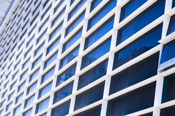 Detalhe Exterior Edifício Padrão Janelas Uma Perspectiva — Fotografia de Stock