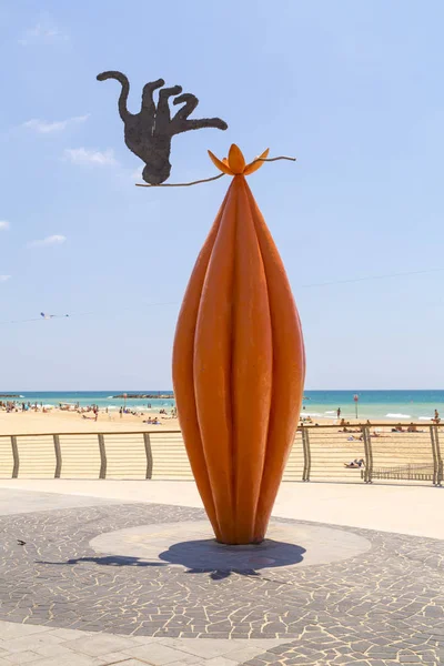 Sculpture Tel Aviv Monkey Standing Upside Cocoa Bean Modern Art — Stock Photo, Image