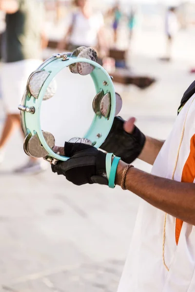 Straßenmusiker Spielt Tamburin Den Straßen Von Tel Aviv — Stockfoto