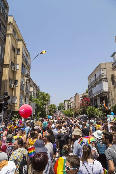 特拉维夫 以色列 2018年6月8日 第二十年特拉维夫骄傲 Week 人们散步 挥舞旗帜和彩虹旗庆祝中东最大的 Lgbt — 图库照片