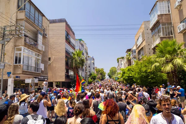 テルアビブ イスラエル 2018 Tel Aviv プライド週 パレードで人ウォーキング ダンス バナーと虹を振ってフラグ中東最大の Lgbt — ストック写真