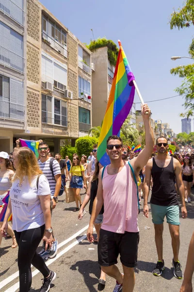 텔아비브 이스라엘 2018 Tel Aviv 프라이드 퍼레이드 사람들이 배너와 무지개를 — 스톡 사진