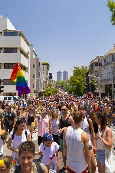 特拉维夫 以色列 2018年6月8日 第二十一年一度的特拉维夫自豪感周 在游行中 人们散步 挥舞旗帜和彩虹旗庆祝中东最大的 Lgbt — 图库照片