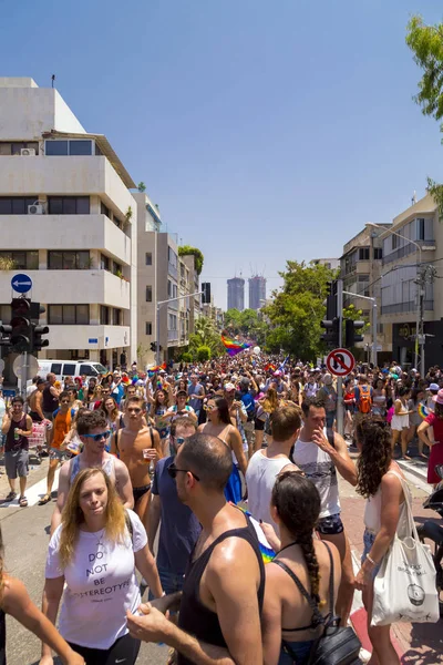 テルアビブ イスラエル 2018 Tel Aviv プライド週 パレードで人ウォーキング ダンス バナーと虹を振ってフラグ中東最大の Lgbt — ストック写真