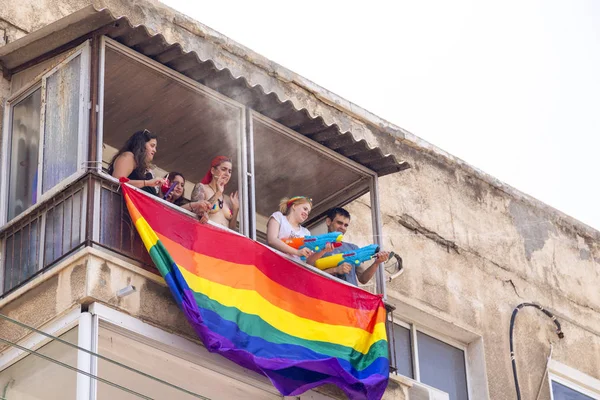 特拉维夫 以色列 2018年6月8日 第二十年特拉维夫骄傲 Week 人们散步 挥舞旗帜和彩虹旗庆祝中东最大的 Lgbt — 图库照片