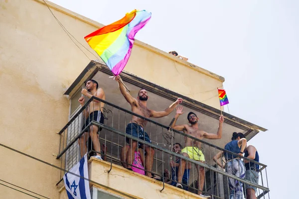 텔아비브 이스라엘 2018 Tel Aviv 프라이드 Week 퍼레이드 사람들 흔들며 — 스톡 사진