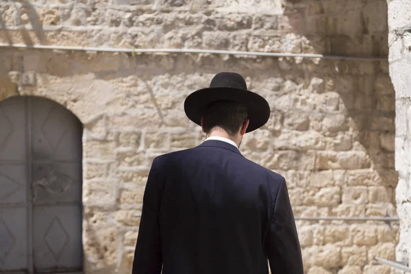 Hombre Judío Caminando Por Las Antiguas Calles Antigua Ciudad Jerusalén — Foto de Stock