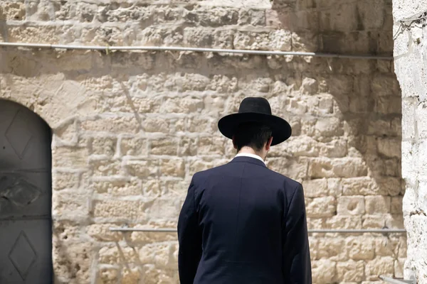 Hombre Judío Caminando Por Las Antiguas Calles Antigua Ciudad Jerusalén — Foto de Stock