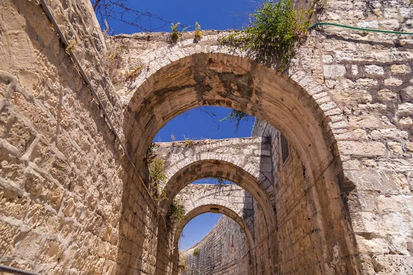 古老的耶路撒冷古城的街道和建筑物 耶路撒冷是亚伯拉罕宗教的圣地 犹太教 基督教和伊斯兰教 — 图库照片