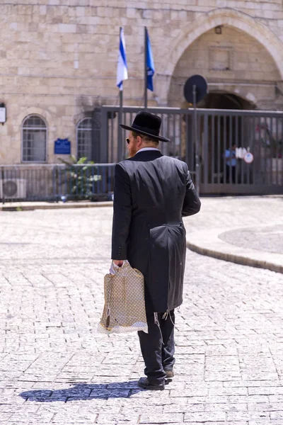 Иерусалим Израиль Июня 2018 Года Еврейский Человек Ходит Старинным Улицам — стоковое фото