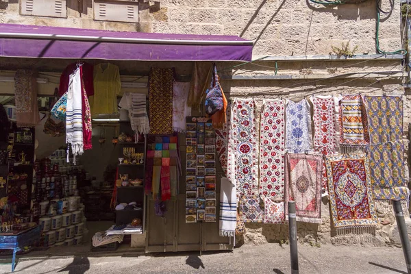 エルサレム イスラエル 2018 古代の通りとエルサレムの旧市街の建物です 伝統的な服やカーペットはヤッファ門の近くのローカル店で販売 — ストック写真