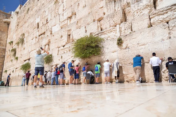 Jerusalén Israel Junio 2018 Pueblo Judío Rezando Contra Muro Occidental — Foto de Stock