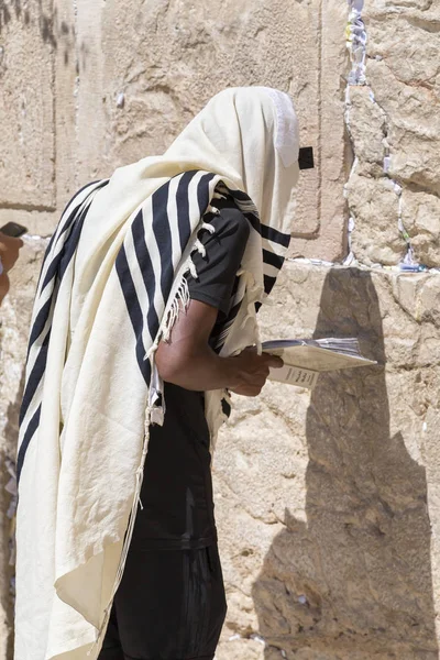 Jerusalém Israel Junho 2018 Povo Judeu Orando Contra Muro Ocidental — Fotografia de Stock