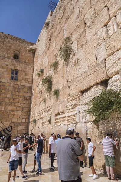 Jerusalén Israel Junio 2018 Pueblo Judío Rezando Contra Muro Occidental — Foto de Stock