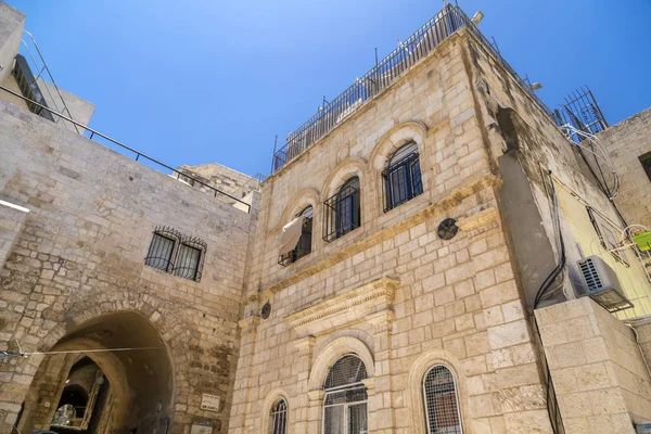以色列耶路撒冷 2018年6月14日 古老的耶路撒冷古城的街道和建筑物 耶路撒冷是亚伯拉罕宗教的圣地 犹太教 基督教和伊斯兰教 — 图库照片