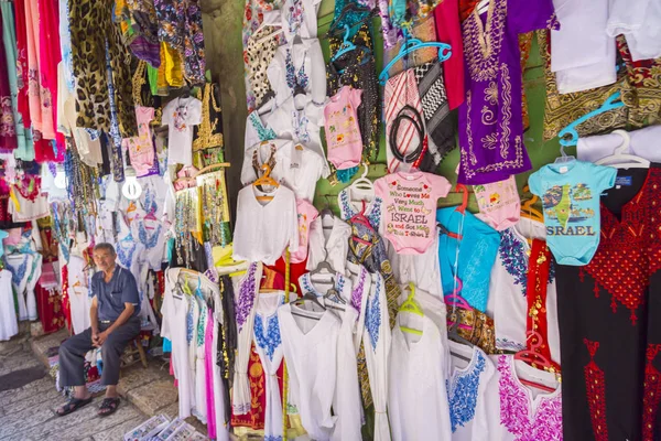 エルサレム イスラエル 2018 エルサレムの旧市街のお店の店頭 ほとんどの店の服 ロザリオ ビーズ アイコン 磁石などといった観光 宗教的な製品 — ストック写真